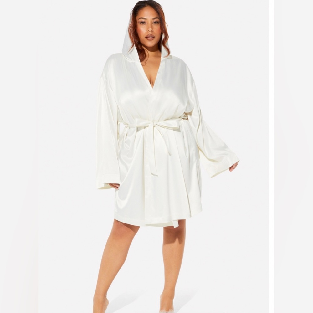 NIB Yitty satin hooded bridal robe ivory Size XXL